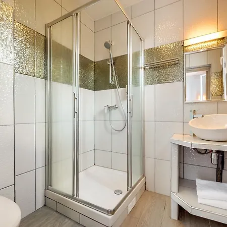 Jade Hotel 3*